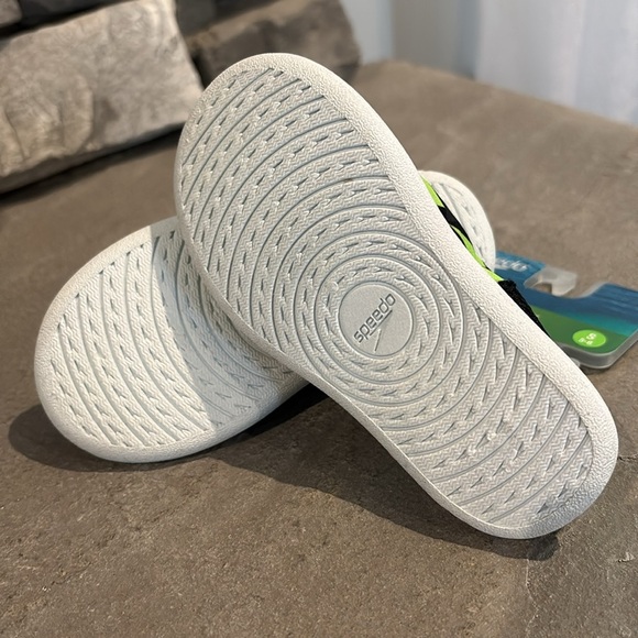 Speedo Black & neon green water shoes,UV protection,slip on,pull tab,tread,light - Picture 6 of 7